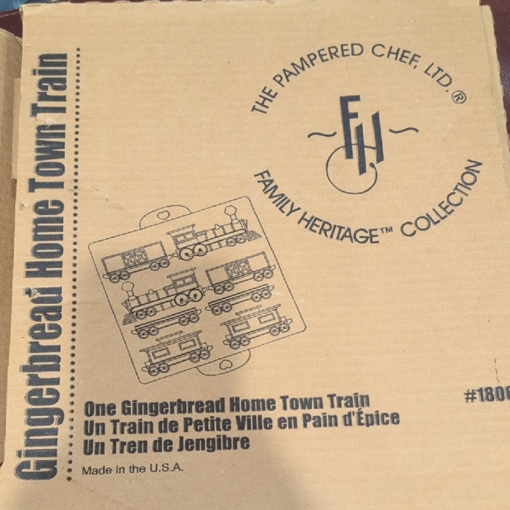 The Pampered Chef Family Heritage Gingerbread Train Mold
